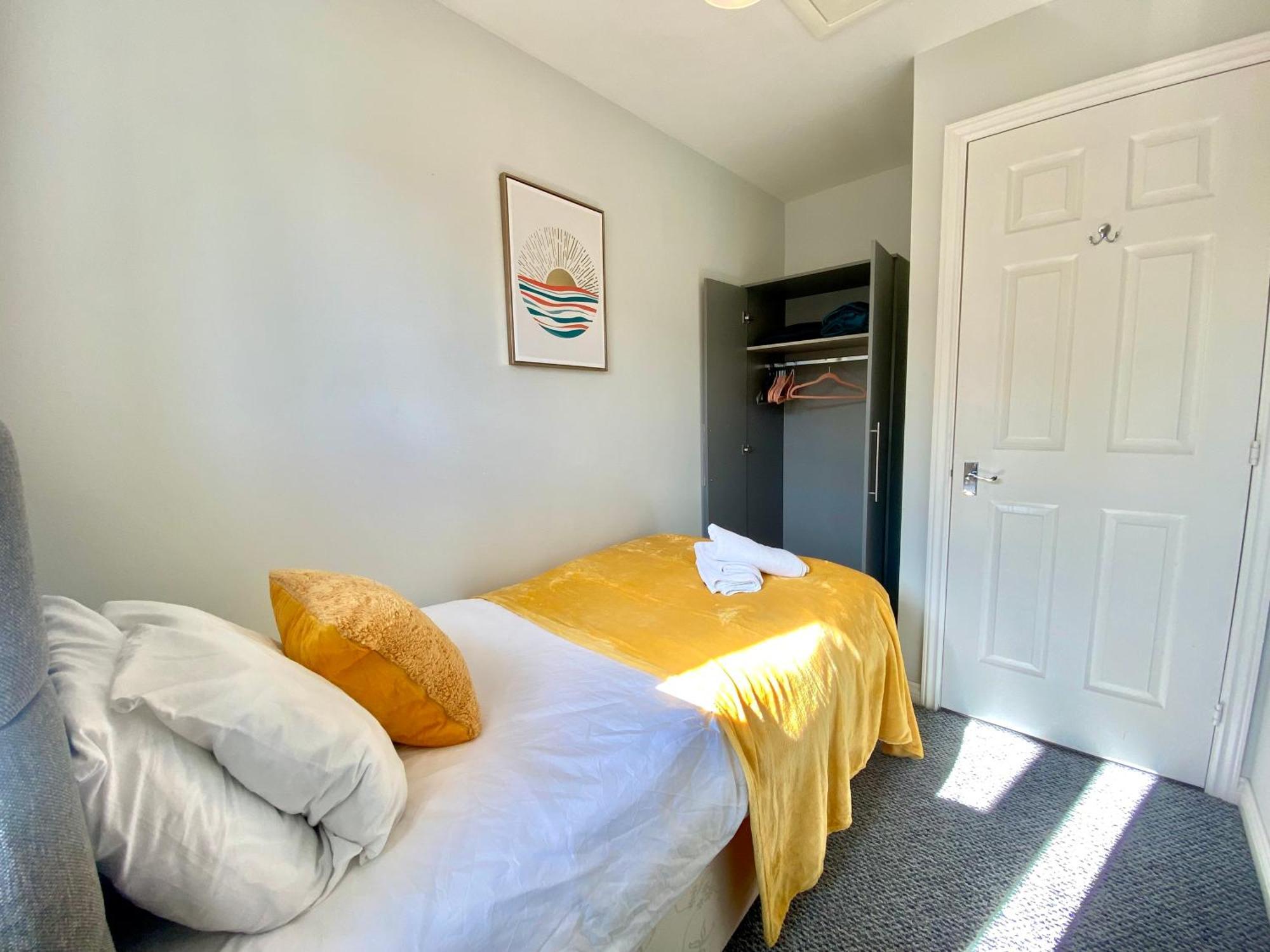 הוילה קורבי Free Private Parking! Oakley House And Garden! Fully Equipped 4 Comfy Beds מראה חיצוני תמונה